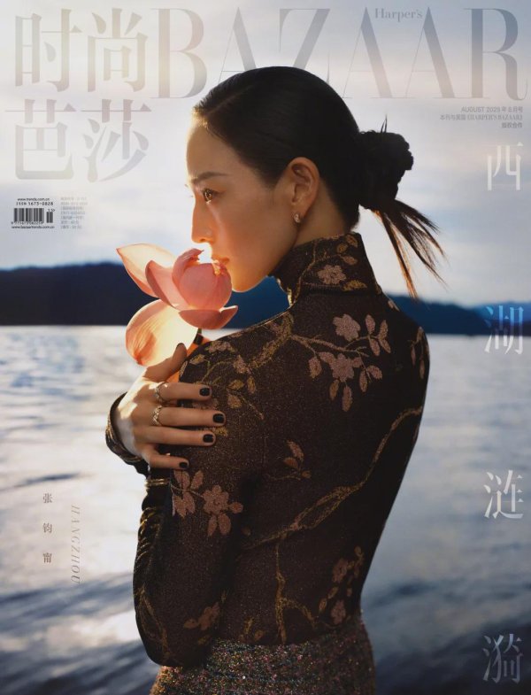 众合资本 女星张钧甯《时尚芭莎》封面大片，美人伫立西子湖畔精致养眼